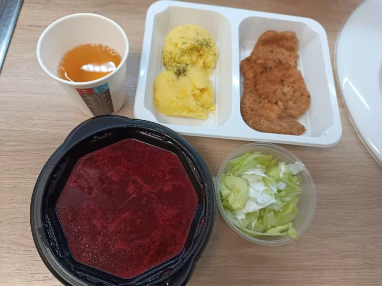 Obiad: dieta podstawowa (Chorzów, Sosnowiec) 
Barszcz czerwony z ziemniakami– kotlet schabowy pieczony – mizeria – ziemniaki gotowane – kompot
A: GLU, JAJ, MLE, SEL 
