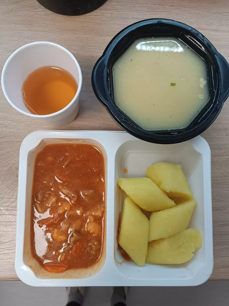 Obiad: dieta podstawowa (Chorzów, Sosnowiec) 
Zupa z soczewica i ziemniakami – potrawka mięsno-warzywna – kopytka – kompot 
A: GLU, JAJ, SEL 
