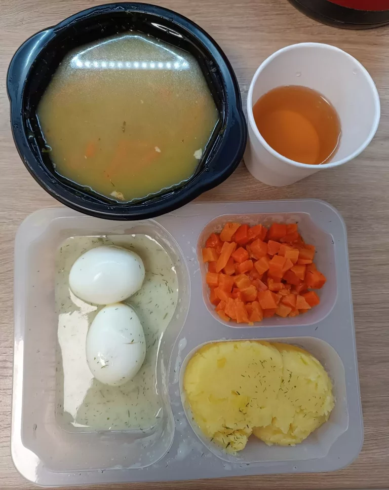 Obiad: dieta podstawowa (Chorzów, Sosnowiec) 
Zupa szpinakowa z ryżem brązowym – jajka gotowane w sosie koperkowym – marchewka duszona – ziemniaki gotowane – kompot
A: GLU, JAJ, MLE, SEL 
