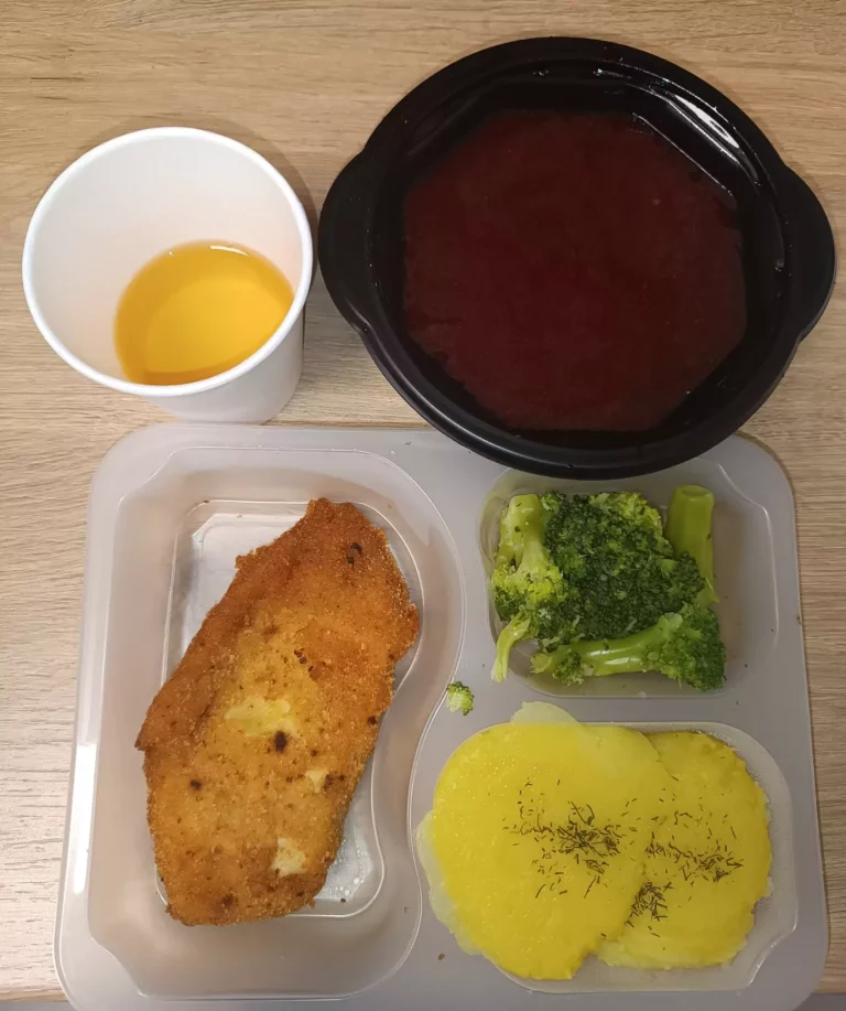 Obiad: dieta podstawowa (Chorzów, Sosnowiec) 
Barszcz czerwony z ziemniakami – gotowana pierś z kurczaka – sos selerowy – brokuły, gotowane w wodzie – ziemniaki, gotowane w wodzie – kompot wieloowocowy
A: MLE, SEL 
