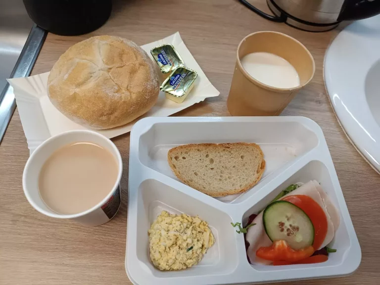 Śniadanie: dieta podstawowa (Chorzów, Sosnowiec) 
Zupa mleczna z brązowym ryżem – kawa zbożowa na mleku – chleb śląski – kajzerka – margaryna – pasta jajeczna z koperkiem i majonezem – polędwica sopocka – papryka czerwona – sałata 
A: GLU, JAJ, SOJ, MLE, SEL, GOR 
