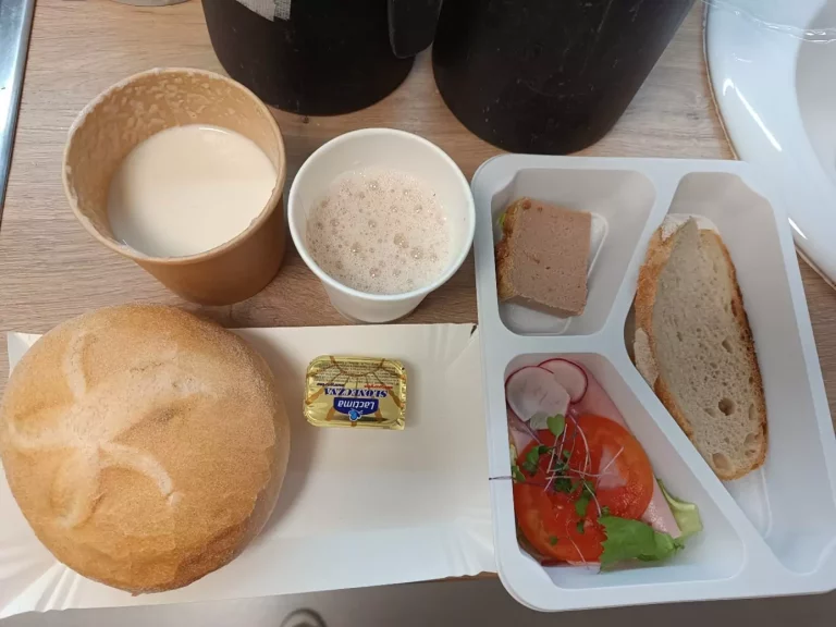 Śniadanie: dieta podstawowa (Chorzów, Sosnowiec) 
Zupa mleczna z płatkami gryczanymi – kawa zbożowa na mleku – chleb śląski – kajzerka – margaryna –  szynkowa dębowa – pasztet z kurczaka pieczony – rzodkiewka – kiełki kalarepy
A: GLU, JAJ, MLE 
