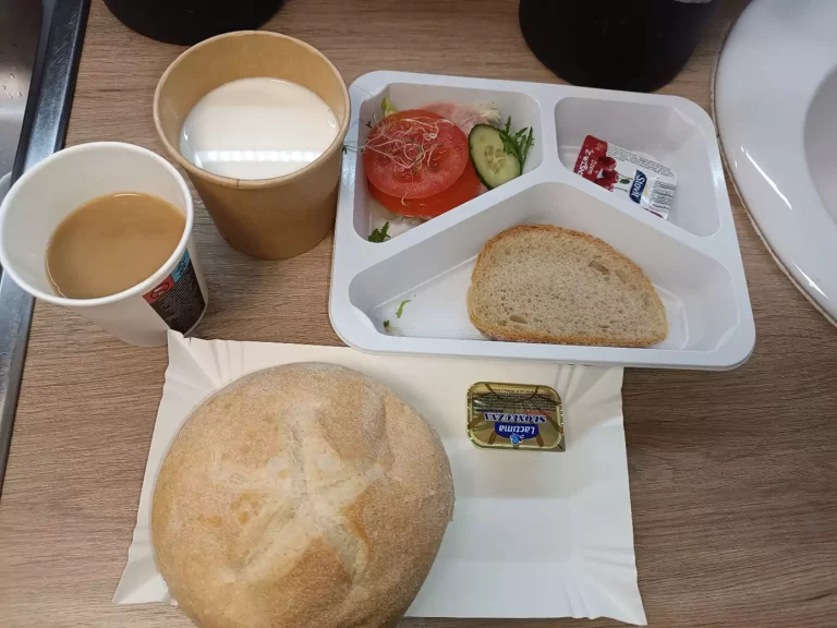 Śniadanie: dieta podstawowa (Chorzów, Sosnowiec) 
Zupa mleczna z kaszą manną – kawa zbożowa na mleku – chleb śląski – kajzerka – margaryna – dżem owocowy niskosłodzony – łopatka konserwowa – ogórek- pomidor – sałata
A: GLU, SOJ, MLE, SEL, GOR 
