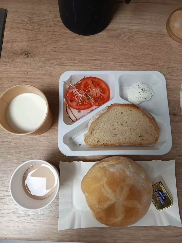 Śniadanie: dieta podstawowa (Chorzów, Sosnowiec) 
Zupa mleczna z płatkami owsianymi – kawa zbożowa na mleku – chleb śląski – kajzerka – tłuszcz roślinny do smarowania – pasta z twarogu ze szczypiorkiem – szynka rzeźnika – pomidor – sałata 
A: MLE, GLU, SOJ, SEL

