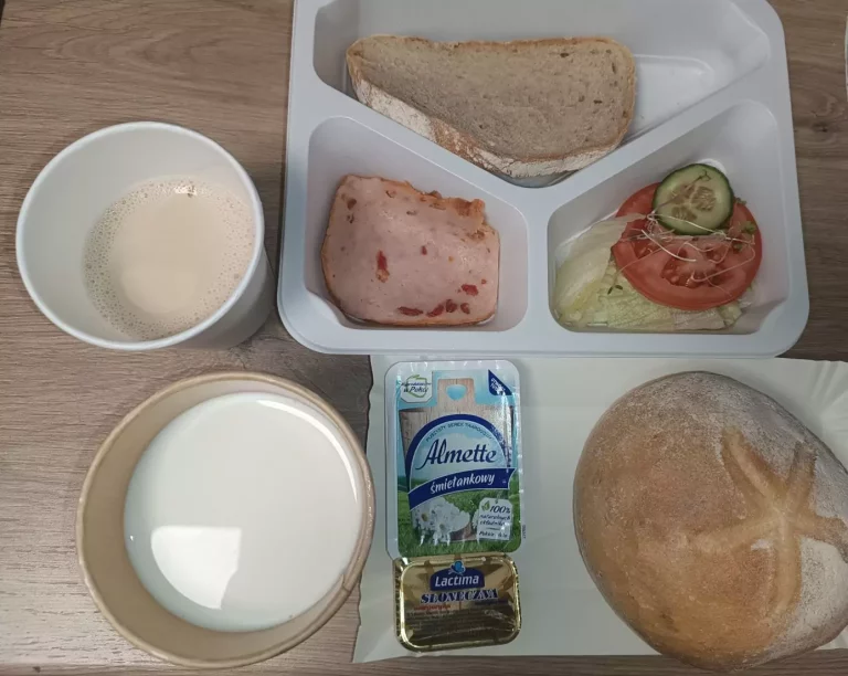 Śniadanie: dieta podstawowa (Chorzów, Sosnowiec) 
Zupa mleczna z brązowym ryżem – kawa zbożowa na mleku – chleb śląski – kajzerka – tłuszcz roślinny do smarowania –  pasztet z kurczaka, pieczony – serek Hochland mini – ogórek-pomidor – sałata
A: GLU, JAJ, MLE 
