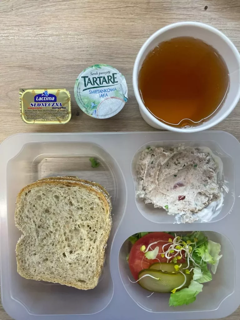 Kolacja: dieta z ograniczeniem łatwoprzyswajalnych węglowodanów (Chorzów, Sosnowiec) 
herbata - chleb graham - margaryna - pasta z czerwonej fasolki - serek śmietankowy - pomidor – sałata – ogórek kiszony - kiełki
A: GLU, MLE
