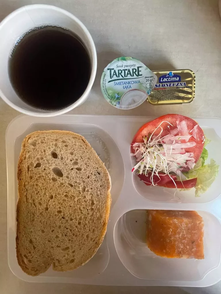 Kolacja: dieta z ograniczeniem łatwoprzyswajalnych węglowodanów (Chorzów, Sosnowiec) 
herbata - chleb graham – margaryna – serek śmietankowa łąka – pomidor – dorsz w galarecie z brokułem i marchewką
A: GLU, RYB,  MLE, SEL 

