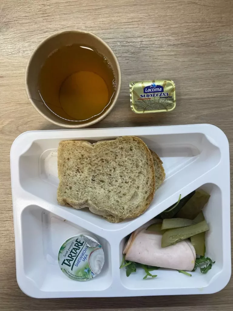 Kolacja: dieta z ograniczeniem łatwoprzyswajalnych węglowodanów (Chorzów, Sosnowiec) 
herbata - chleb graham - margaryna – serek Hochland – szynkowa dębowa – ogórek – sałata 
A: GLU, MLE 

