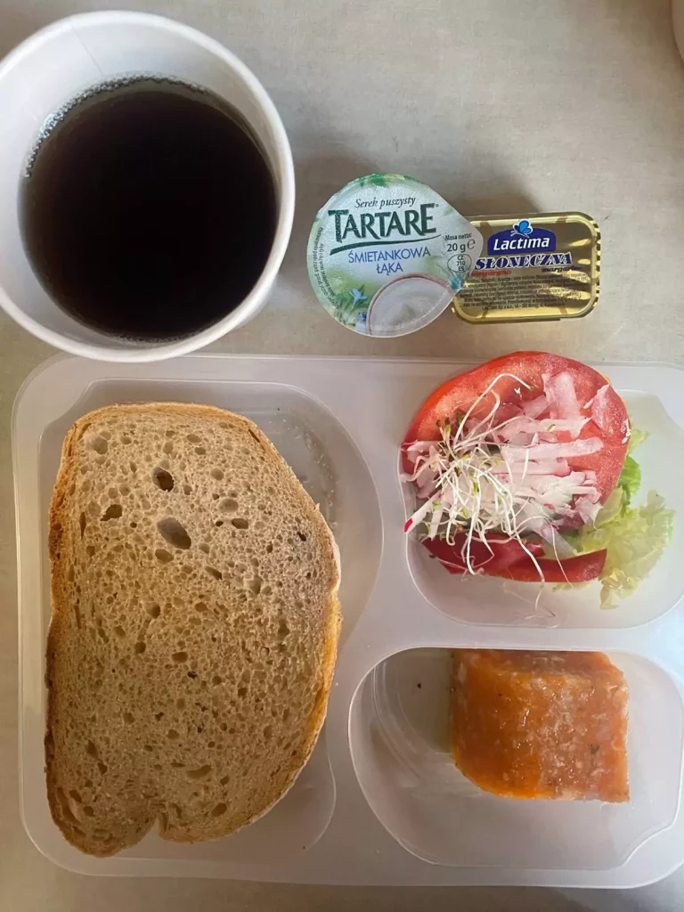 Kolacja: dieta podstawowa (Chorzów, Sosnowiec)
herbata - chleb śląski - margaryna - dorsz w galarecie z warzywami – serek śmietankowy – pomidor – ogórek
A: GLU, RYB, MLE, SEL
Kolacja: dieta podstawowa (Chorzów, Sosnowiec)
herbata - chleb śląski - margaryna - dorsz w galarecie z warzywami – serek śmietankowy – pomidor – ogórek
A: GLU, RYB, MLE, SEL