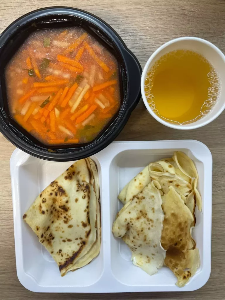 Obiad: dieta podstawowa (Chorzów, Sosnowiec) 
zupa pomidorowa z ryżem brązowym – naleśniki – twarożek – kompot
A: GLU, JAJ, MLE, SEL 
