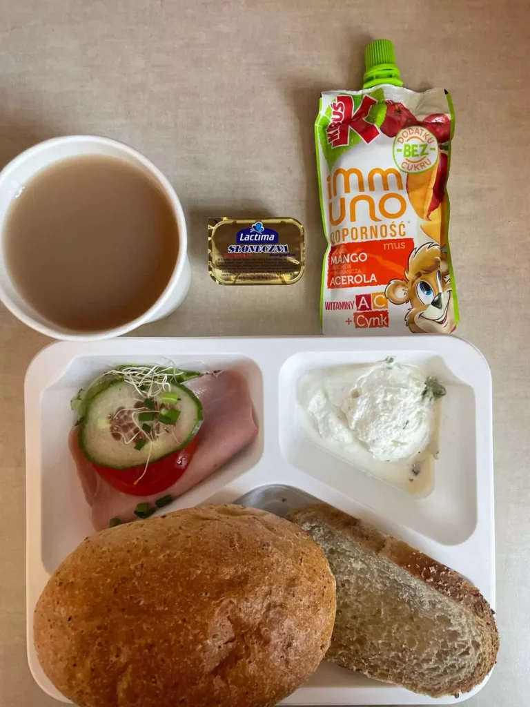 Śniadanie: dieta z ograniczeniem łatwoprzyswajalnych węglowodanów (Chorzów, Sosnowiec) 
Kawa zbożowa – chleb graham – grahamka – pasta z twarożku z ogórkiem – łopatka konserwowa – pomidor – sałata – mus owocowy – margaryna – ogórek
A: GLU, SOJ, MLE, SEL, GOR
