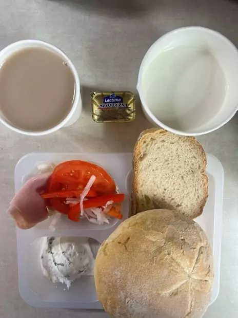 Śniadanie: dieta podstawowa
Zupa mleczna z brązowym ryżem – kawa zbożowa – chleb śląski – kajzerka – margaryna – pasta z twarogu z zielonym ogórkiem – polędwica sopocka – papryka – sałata - pomidor
A: GLU, SOJ, MLE, SEL
Śniadanie: dieta podstawowa
Zupa mleczna z brązowym ryżem – kawa zbożowa – chleb śląski – kajzerka – margaryna – pasta z twarogu z zielonym ogórkiem – polędwica sopocka – papryka – sałata - pomidor
A: GLU, SOJ, MLE, SEL