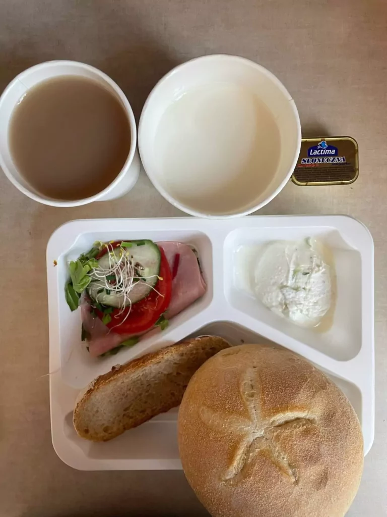 Śniadanie: dieta podstawowa (Chorzów, Sosnowiec) 
zupa mleczna z brązowym ryżem  - kawa zbożowa – chleb śląski – kajzerka – pasta z twarogu z ogórkiem – łopatka konserwowa – pomidor – sałata – ogórek
A: GLU, SOJ, MLE, SEL, GOR

