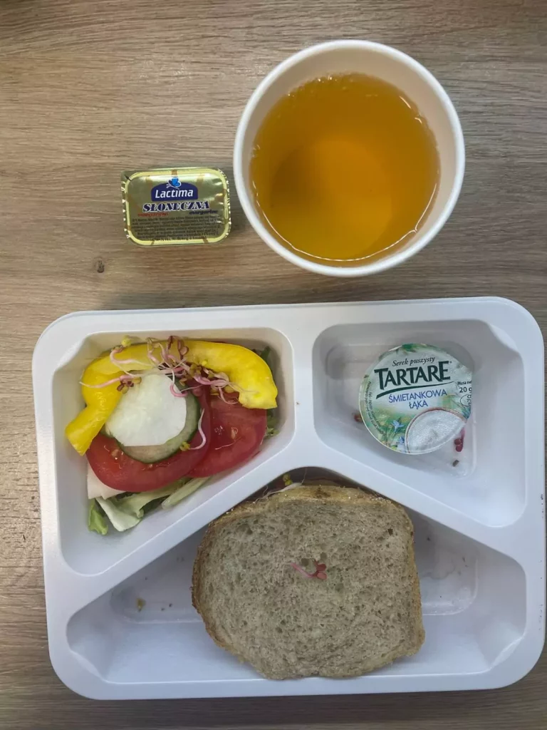 Kolacja: dieta z ograniczeniem łatwoprzyswajalnych węglowodanów (Chorzów, Sosnowiec) 
herbata - chleb graham - margaryna -  serek śmietankowy– łopatka konserwowa – ogórek – sałata – papryka – pomidor - rzodkiewka
A: GLU, SOJ, MLE, SEL, GOR 
