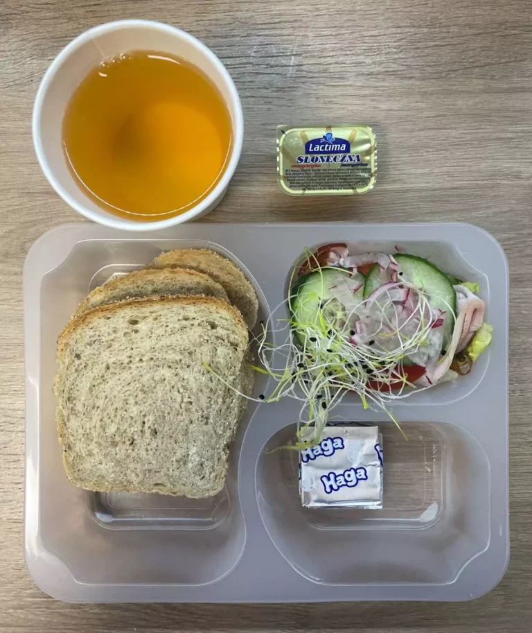 Kolacja: dieta z ograniczeniem łatwoprzyswajalnych węglowodanów (Chorzów, Sosnowiec) 
herbata - chleb graham - margaryna – serek Kiri – polędwica sopocka – ogórek – sałata – pomidor - rzodkiewka
A: GLU, SOJ, MLE, SEL 
