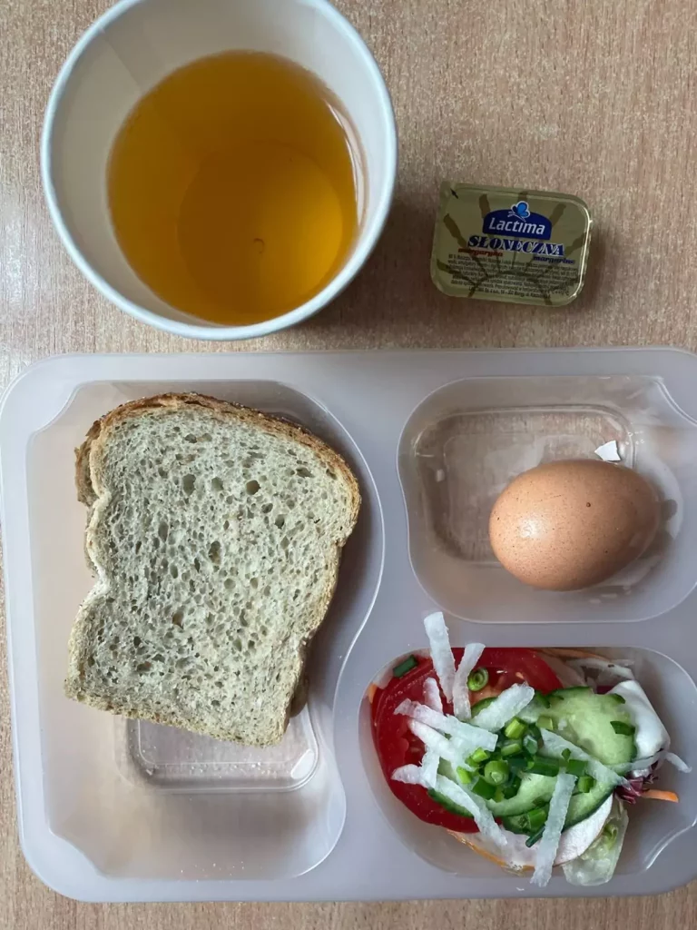 Kolacja: dieta z ograniczeniem węglowodanów łatwoprzyswajalnych (Chorzów, Sosnowiec) 
Herbata – chleb graham – margaryna – jaja gotowane – łopatka konserwowa – pomidor – sałata -  rzodkiewka - ogórek
A: GLU, JAJ, SOJ, MLE, SEL, GOR 
