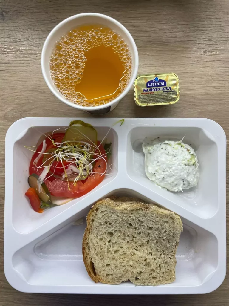 Kolacja: dieta z ograniczeniem węglowodanów łatwoprzyswajalnych (Chorzów, Sosnowiec) 
Herbata – chleb graham – margaryna – pasta z brokuła – szynka rzeźnika – pomidor – sałata – ogórek kiszony - papryka
A: GLU, SOJ, MLE, SEL 
