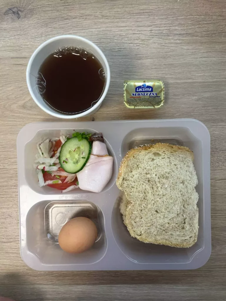 Kolacja: dieta z ograniczeniem węglowodanów łatwoprzyswajalnych (Chorzów, Sosnowiec) 
Herbata – chleb graham – margaryna – jaja gotowane – szynka biała – pomidor – sałata – ogórek 
A: GLU, JAJ, SOJ, MLE, SEL, GOR 
