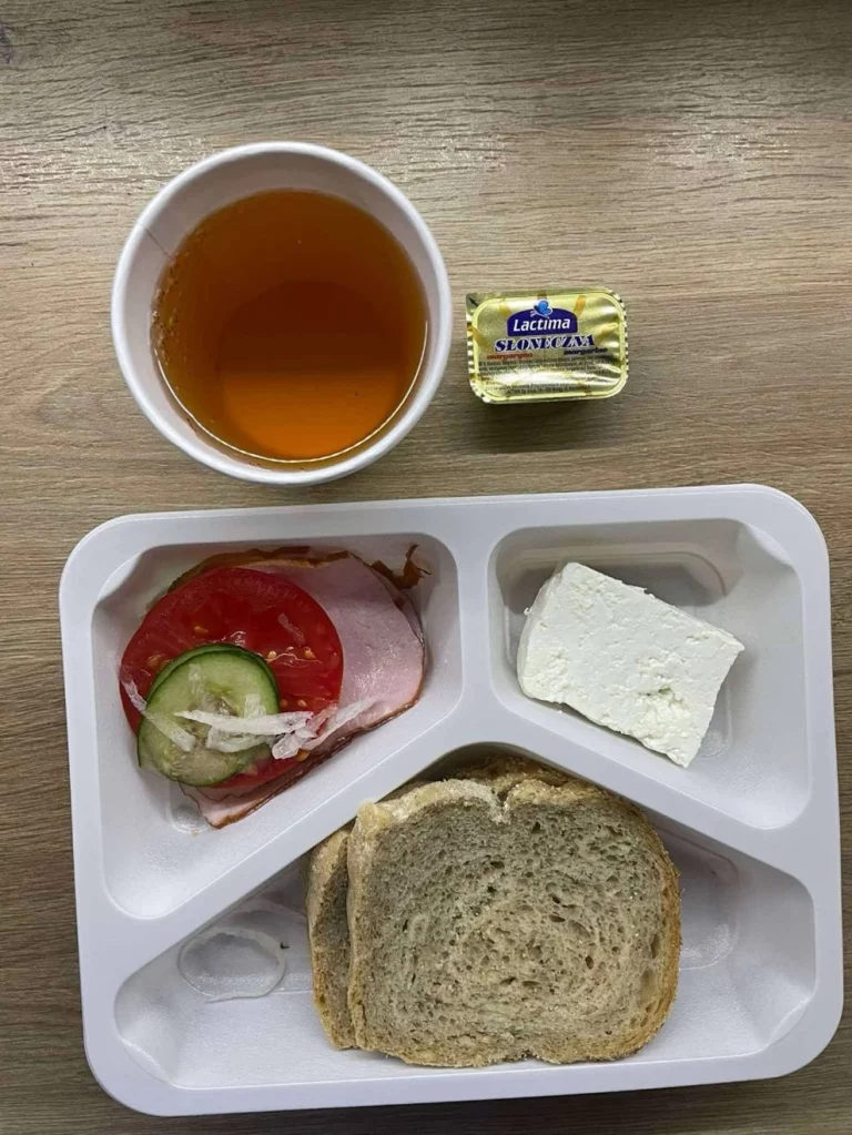 Kolacja: dieta z ograniczeniem łatwoprzyswajalnych węglowodanów (Chorzów, Sosnowiec) Dieta z ograniczeniem łatwoprzyswajalnych węglowodanów
herbata - chleb graham - margaryna -  serek Kiri – szynka konserwowa – sałata -  ogórek-  pomidor
A: GLU, MLE
