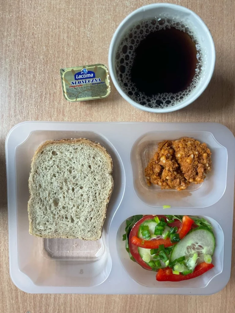 Kolacja: dieta z ograniczeniem łatwoprzyswajalnych węglowodanów (Chorzów, Sosnowiec) herbata - chleb graham - margaryna -  paprykarz – szynka biała – ogórek – papryka – pomidor - sałata
A: GLU, RYB, SOJ, MLE, SEL, GOR
