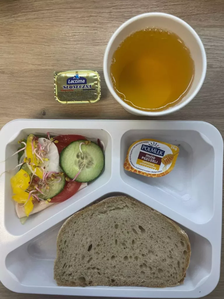 Kolacja: dieta podstawowa (Chorzów, Sosnowiec) 
herbata - chleb śląski - margaryna – miód – łopatka konserwowa – ogórek – sałata – rzodkiewka – papryka - pomidor
A: GLU, SOJ, MLE, SEL, GOR 
