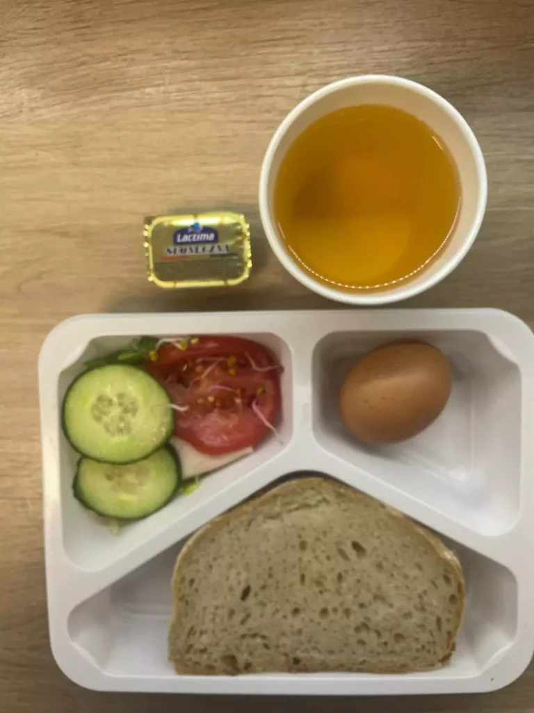 Kolacja: dieta podstawowa (Chorzów, Sosnowiec) 
herbata - chleb śląski - margaryna – jaja gotowane – szynka konserwowa – pomidor – sałata - ogórek
A: GLU, JAJ, SOJ, MLE, SEL, GOR  
