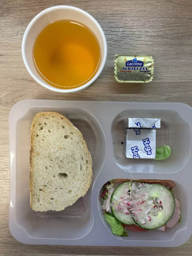 Kolacja: dieta podstawowa (Chorzów, Sosnowiec) 
herbata - chleb śląski - margaryna – serek Kiri – polędwica sopocka – ogórek – sałata – rzodkiewka - pomidor
A: GLU, SOJ, MLE, SEL   
