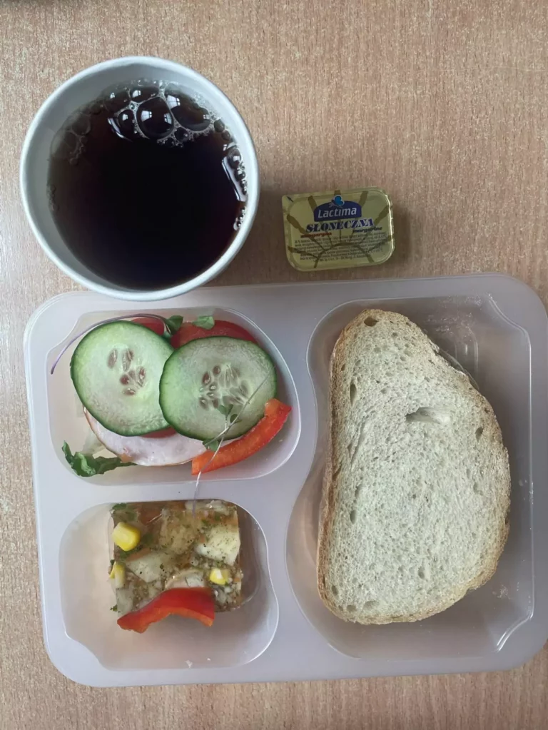 Kolacja: dieta podstawowa (Chorzów, Sosnowiec) 
Herbata – chleb śląski – margaryna – dorsz w galarecie z warzywami – szynka rzeźnika – ogórek – sałata – pomidor - papryka
A: GLU, RYB, SOJ, MLE, SEL
