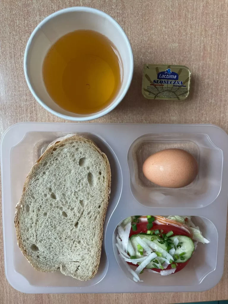 Kolacja: dieta podstawowa (Chorzów, Sosnowiec) 
Herbata – chleb śląski – margaryna – jaja gotowane – łopatka konserwowa – pomidor – sałata – ogórek -  rzodkiewka
A: GLU, JAJ, SOJ, MLE, SEL, GOR 
