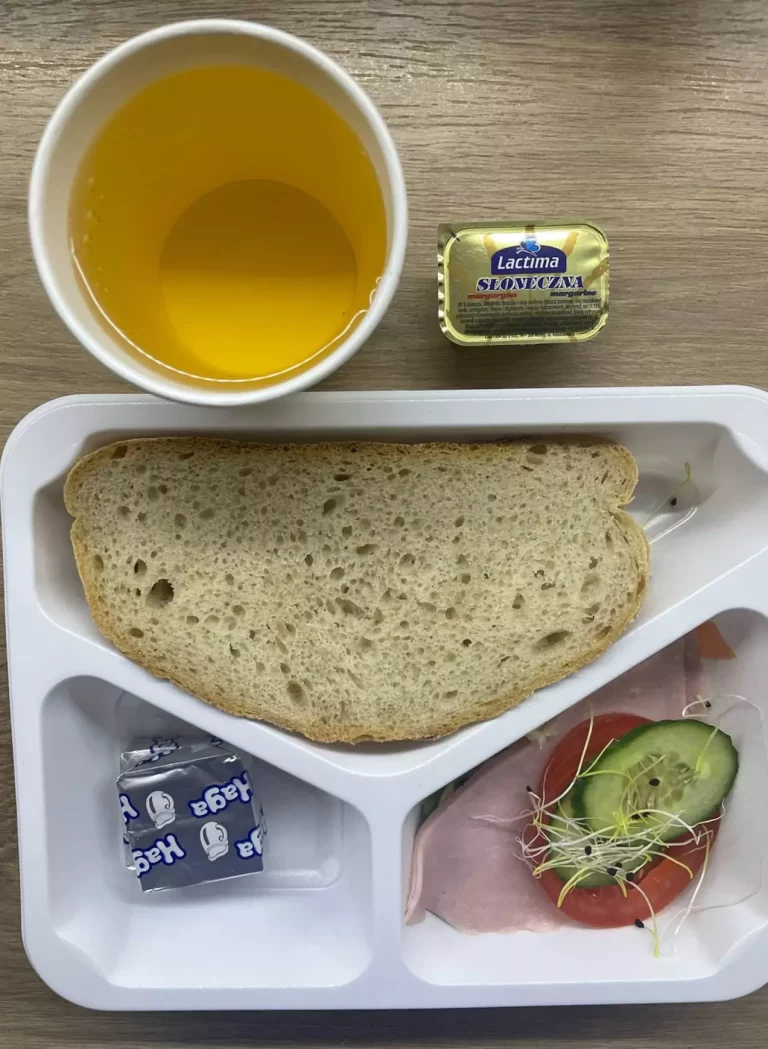 Kolacja: dieta podstawowa (Chorzów, Sosnowiec) 
Herbata – chleb śląski – margaryna –  serek kiri – szynka biała – pomidor – sałata - ogórek
A: GLU, SOJ, MLE, SEL, GOR 

