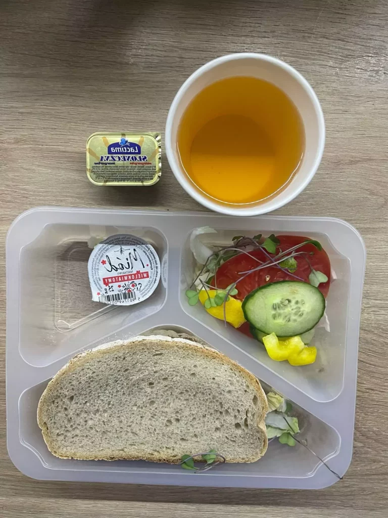 Kolacja: dieta podstawowa (Chorzów, Sosnowiec) 
Herbata – chleb śląski – margaryna – miód – szynka konserwowa – ogórek – sałata – papryka - pomidor
A: GLU, SOJ, MLE, SEL, GOR  