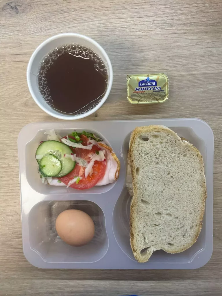 Kolacja: dieta podstawowa (Chorzów, Sosnowiec)
Herbata – chleb śląski – margaryna – jaja gotowane – szynka biała – pomidor – sałata – ogórek
A: GLU, JAJ, SOJ, MLE, SEL, GOR
Kolacja: dieta podstawowa (Chorzów, Sosnowiec)
Herbata – chleb śląski – margaryna – jaja gotowane – szynka biała – pomidor – sałata – ogórek
A: GLU, JAJ, SOJ, MLE, SEL, GOR