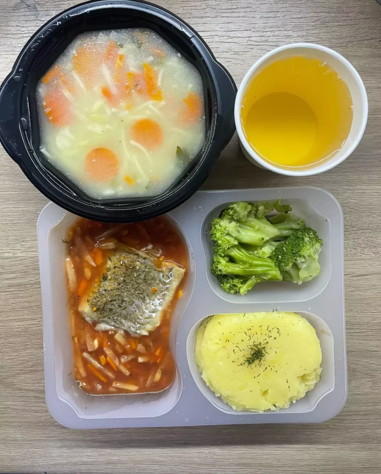 Obiad: dieta z ograniczeniem węglowodanów łatwoprzyswajalnych (Chorzów, Sosnowiec) 
Zupa jarzynowa z makaronem– ryba pieczona – sos grecki – brokuły gotowane – ziemniaki – kompot
A: GLU, RYB, MLE, SEL 
