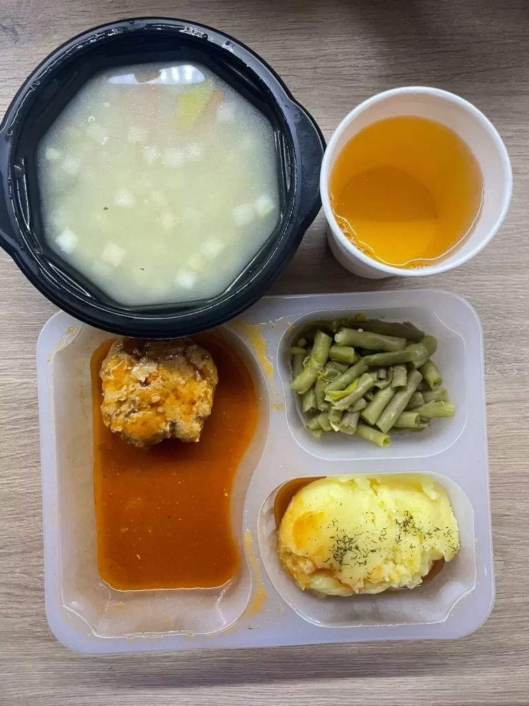 Obiad: dieta z ograniczeniem węglowodanów łatwoprzyswajalnych (Chorzów, Sosnowiec) 
Zupa selerowa z makaronem pełnoziarnistym – pulpet gotowany z mięsa wieprzowego – fasolka szparagowa – ziemniaki gotowane -kompot
A: GLU, JAJ, MLE, SEL 
