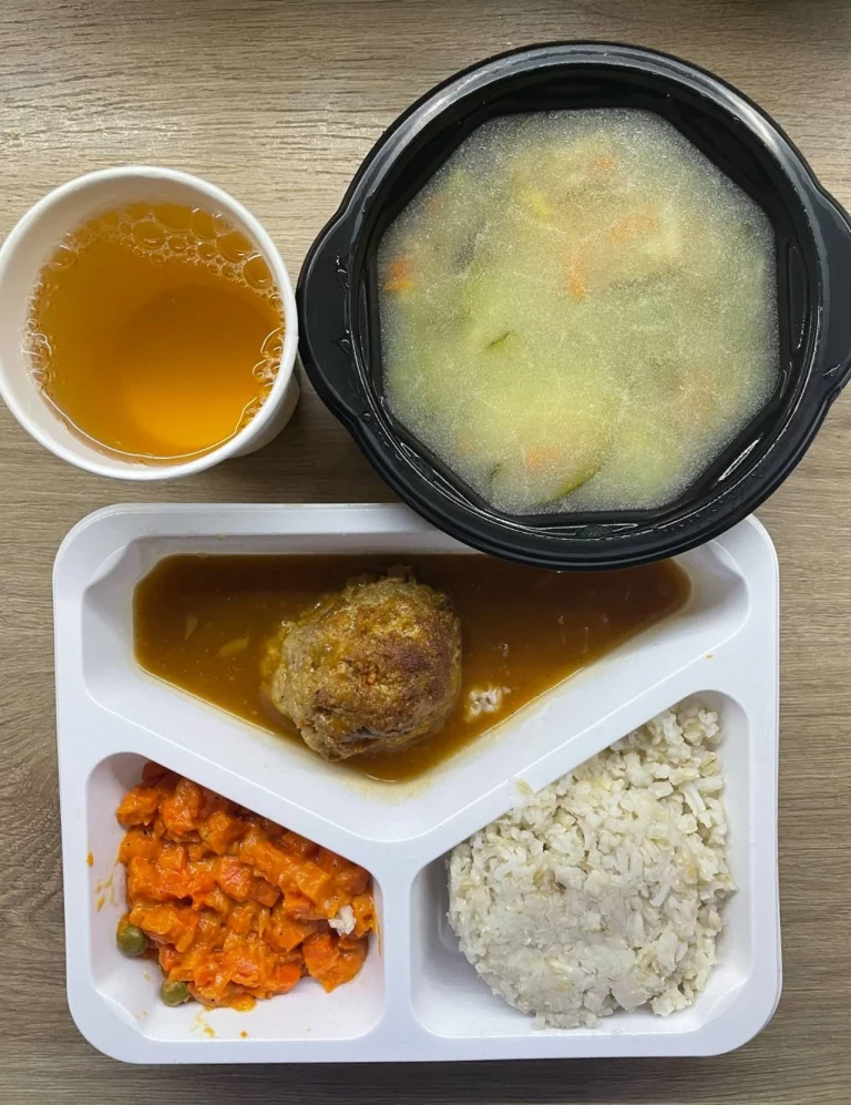 Obiad: dieta podstawowa (Chorzów, Sosnowiec) Zupa ogórkowa z ziemniakami – pulpet gotowany z mięsa drobiowego – marchewka z groszkiem - ryż brązowy ugotowany - kompot
A: GLU, JAJ, MLE, SEL 
