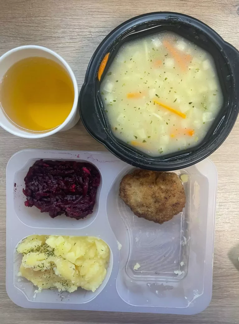 Obiad: dieta podstawowa (Chorzów, Sosnowiec) 
zupa selerowa z makaronem pełnoziarnistym – kotlet mielony – buraki tarte – kompot – ziemniaki
A: GLU, JAJ, MLE, SEL 
