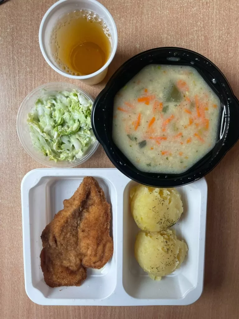 Obiad: dieta podstawowa (Chorzów, Sosnowiec) 
Grysikowa – kotlet z piersi z kurczaka – mizeria – ziemniaki – kompot
A: GLU, JAJ, MLE, SEL 
