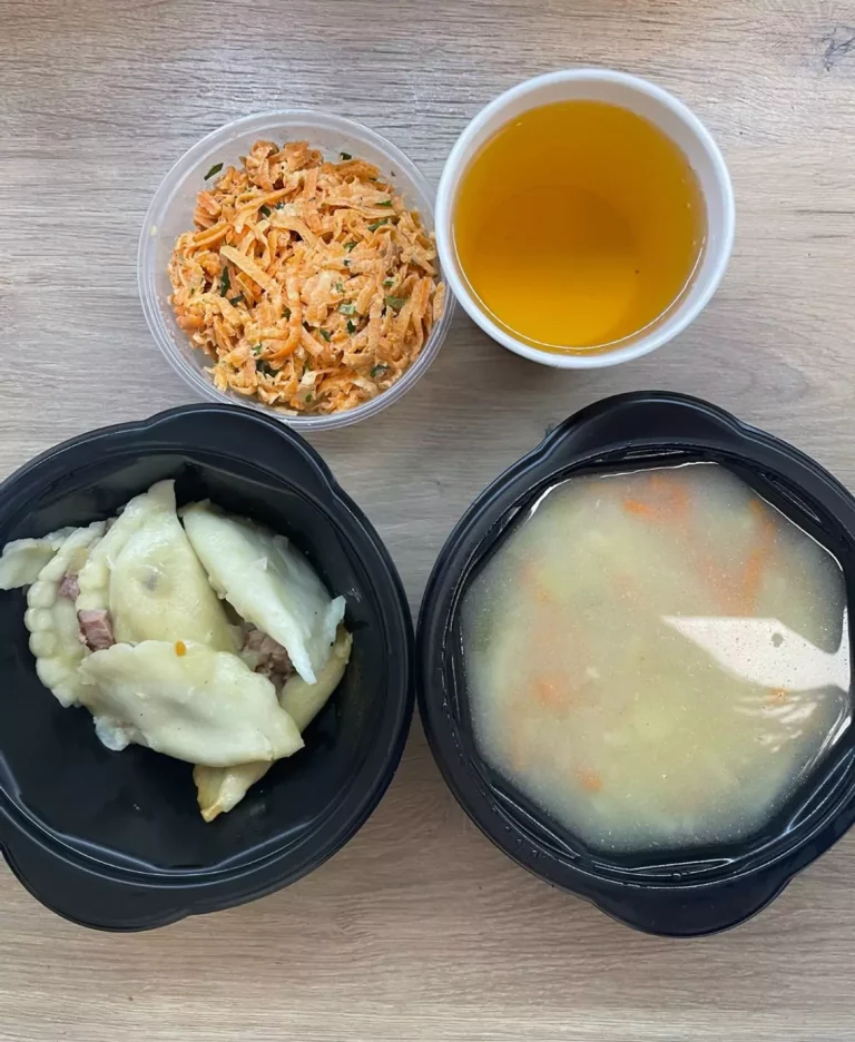 Obiad: dieta podstawowa (Chorzów, Sosnowiec) 
Zupa z ciecierzycą i ziemniakami – pierogi z mięsem – surówka z marchewką – kompot
A: GLU, SEL 

