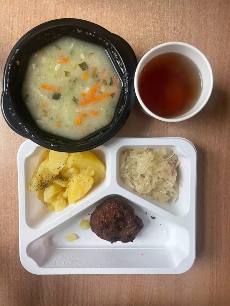Obiad: dieta podstawowa (Chorzów, Sosnowiec) 
Zupa cukiniowa z kaszą– kotlet mielony panierowany – kapusta kiszona zasmażana – ziemniaki gotowane – kompot
A: GLU, JAJ, SEL 
