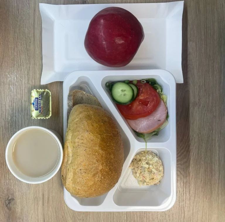 Śniadanie: dieta z ograniczeniem łatwoprzyswajalnych węglowodanów (Chorzów, Sosnowiec) Kawa zbożowa – chleb graham – grahamka – margaryna – pasta jajeczna z koperkiem i jogurtem – szynka konserwowa – pomidor – sałata – ogórek - jabłko
A: GLU, JAJ, SOJ, MLE, SEL, GOR 
