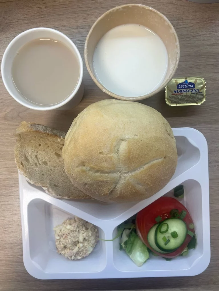 Śniadanie: dieta podstawowa (Chorzów, Sosnowiec) Zupa mleczna z kaszą manną – chleb śląski – kajzerka – margaryna – pasta jajeczna z koperkiem i jogurtem –  szynka konserwowa – pomidor – sałata - ogórek
A: GLU, JAJ, SOJ, MLE, SEL, GOR 
