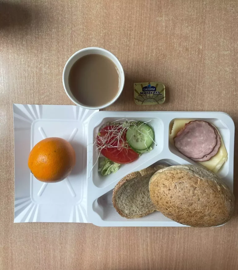 Śniadanie: dieta z ograniczeniem łatwoprzyswajalnych węglowodanów (Chorzów, Sosnowiec) 
Kawa zbożowa – chleb graham – grahamka – ser żółty – szynkowa dębowa – pomidor – sałata – mandarynki – margaryna – ogórek - kiełki
A: GLU, MLE 
