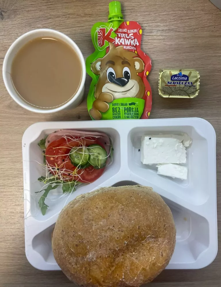 Śniadanie: dieta z ograniczeniem węglowodanów łatwoprzyswajalnych (Chorzów, Sosnowiec) 
Kawa zbożowa – chleb graham – grahamka – margaryna – twaróg krajanka – szynkowa z kurczakiem – ogórek – sałata – mus owocowy
A: GLU, SOJ, MLE, GOR  
