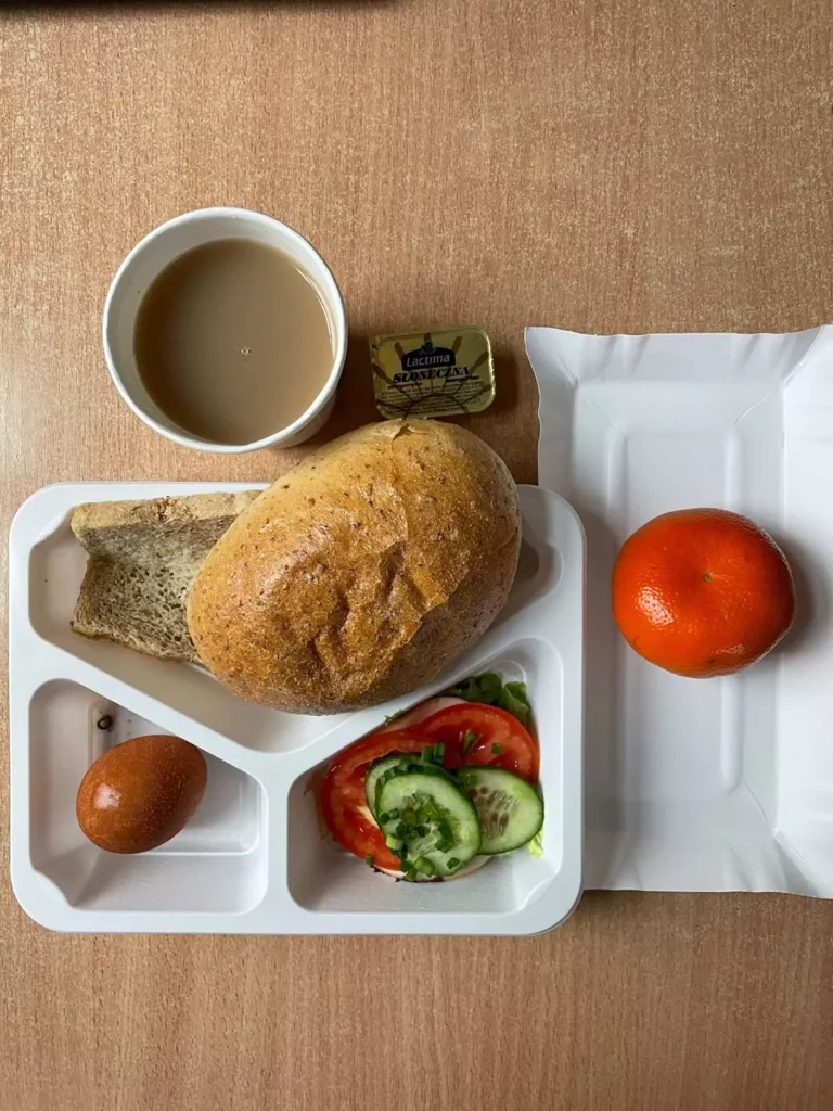 Śniadanie: dieta z ograniczeniem węglowodanów łatwoprzyswajalnych (Chorzów, Sosnowiec) 
Kawa zbożowa – chleb graham – grahamka – margaryna –  jaja gotowane – łopatka konserwowa – ogórek – sałata – pomidor – szczypiorek - mandarynki
A: GLU, JAJ, SOJ, MLE, SEL, GOR 
