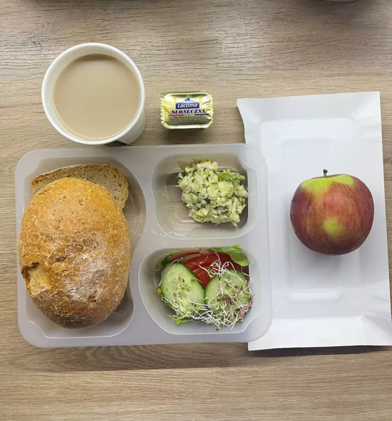 Śniadanie: dieta z ograniczeniem węglowodanów łatwoprzyswajalnych (Chorzów, Sosnowiec) 
Kawa zbożowa – chleb graham –  margaryna – pasta serowa ze szczypiorkiem – polędwica sopocka – rzodkiewka – sałata – jabłko – pomidor - kiełki
A: GLU, SOJ, MLE, SEL 
