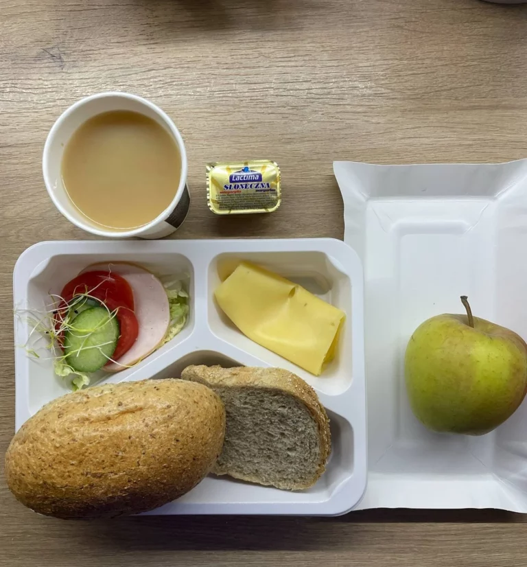 Śniadanie: dieta z ograniczeniem łatwoprzyswajalnych węglowodanów (Chorzów, Sosnowiec) Kawa zbożowa – chleb graham – grahamka – margaryna – ser żółty – szynkowa z kurczakiem – ogórek – sałata – pomidor -  jabłko
A: GLU, SOJ, MLE, SEL, GOR 
