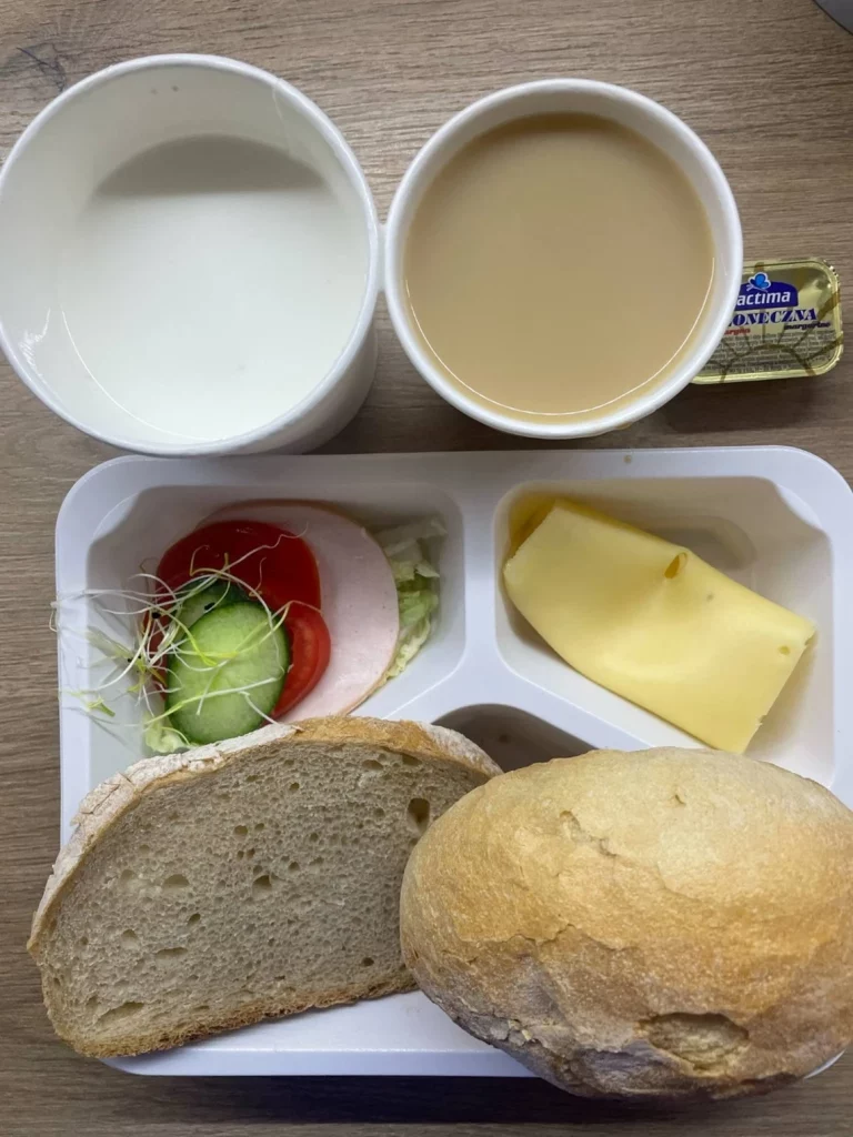 Śniadanie: dieta podstawowa (Chorzów, Sosnowiec) zupa mleczna z kaszą orkiszową – chleb śląski – kajzerka – szynkowa z kurczakiem – margaryna – ser żółty – ogórek – sałata - pomidor
A: GLU, SOJ, MLE, GOR
Śniadanie: dieta podstawowa (Chorzów, Sosnowiec) zupa mleczna z kaszą orkiszową – chleb śląski – kajzerka – szynkowa z kurczakiem – margaryna – ser żółty – ogórek – sałata - pomidor
A: GLU, SOJ, MLE, GOR