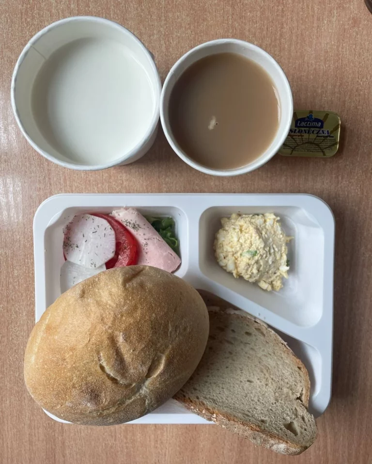 Śniadanie: dieta podstawowa (Chorzów, Sosnowiec) zupa mleczna z brązowym ryżem – kawa zbożowa – chleb śląski – kajzerka – margaryna – pasta jajeczna z koperkiem – szynka rzeźnika – rzodkiewka – sałata - pomidor
A: GLU, JAJ, SOJ, MLE, SEL 
