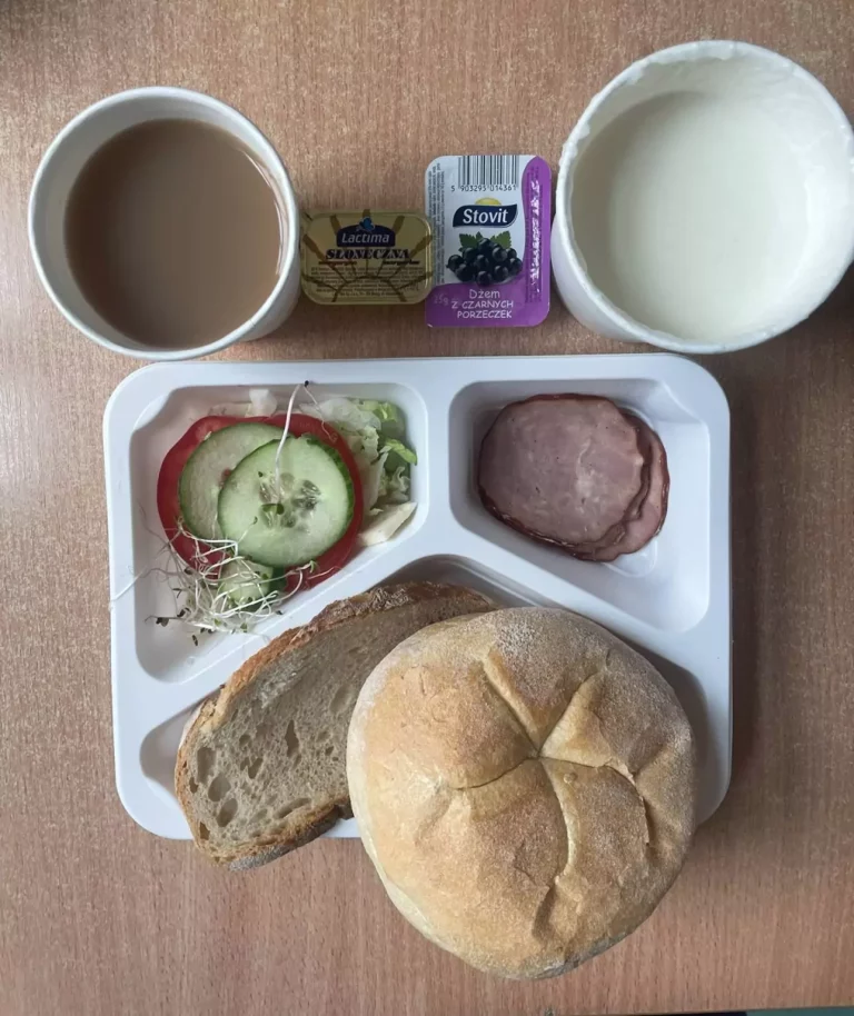 Śniadanie: dieta podstawowa (Chorzów, Sosnowiec) 
zupa mleczna z płatkami owsianymi – kawa zbożowa – chleb śląski – kajzerka – dżem owocowy niskosłodzony – szynkowa dębowa – pomidor – sałata – kiełki - ogórek
A: GLU, MLE
