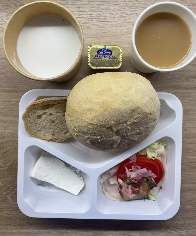 Śniadanie: dieta podstawowa (Chorzów, Sosnowiec) 
zupa mleczna z kaszą orkiszową – kawa zbożowa – chleb śląski – kajzerka – margaryna – twaróg krajanka – szynkowa dębowa – pomidor – sałata – ogórek - rzodkiewka
A: GLU, MLE
